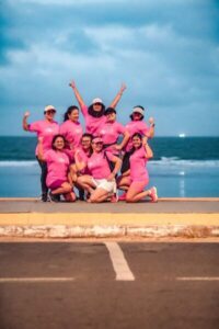 Do escritório à praia: grupo de colegas transforma caminhadas em terapia e fortalece laços no trabalho