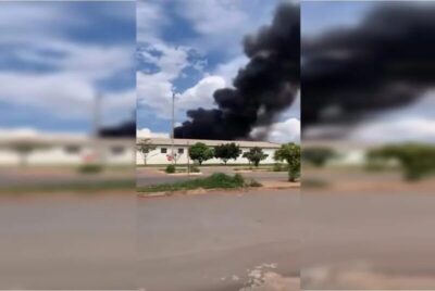 Depósito pega fogo e gera coluna de fumaça na Ceilândia