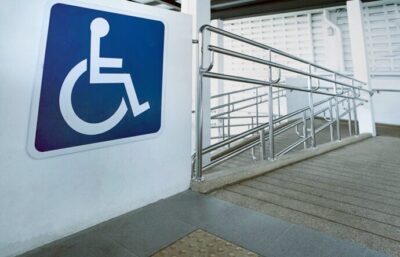 Município e empresa de cosméticos devem garantir acessibilidade de calçadas