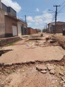 Moradores denunciam abandono e péssimas condições da Avenida 1, no La Belle Park
