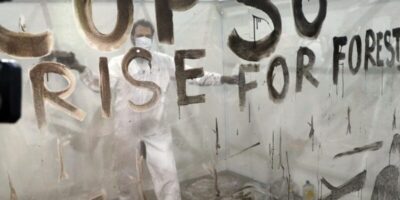 “Cinzas da Amazônia” são usadas em performance de arte na COP30