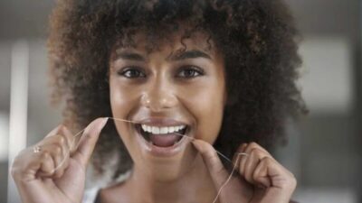 Você sabe usar o fio dental do jeito certo? 4 erros e como evitá-los