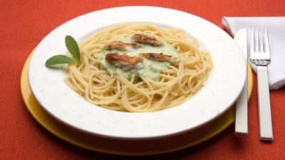 Receita: espaguete ao molho de Agrião e lascas de Peixe