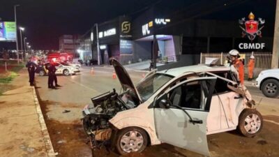 Carro capota na Avenida Principal da Estrutural e motorista é levado ao hospital