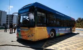 Primeiro ônibus elétrico da Grande Ilha começa a circular em fase de testes