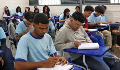 Renda e cor são determinantes para não concluir ensino médio no país