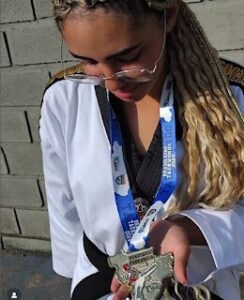“O Taekwondo me Ensinou a Chutar Alto, mas a Manter o Coração no Chão”: A Carta Emocionante da Vice-Campeã Mundial Stefani