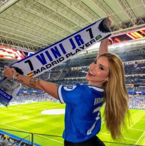 Virginia Fonseca surpreende ao torcer por Vini Jr. em Madri com faixa “brega” e declaração de amor