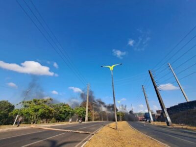 Moradores da Areinha fecham Avenida dos Africanos e cobram ação de Braide contra abandono do bairro