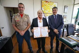 Ibaneis Rocha é condecorado com a Medalha do Mérito Nacional dos Bombeiros por apoio ao Rio Grande do Sul durante enchentes.