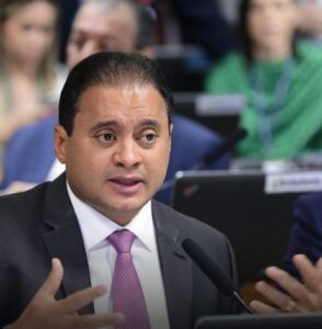 PF aponta entrega de dinheiro a assessor de Weverton Rocha em investigação do INSS