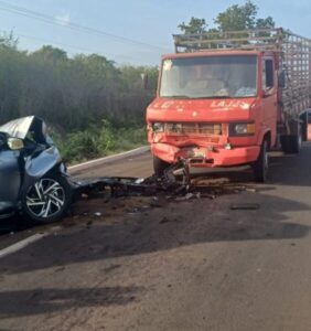 Acidente entre carro e caminhão na BR-343 em Piripiri (PI) mata bebê de um mês e deixa feridos