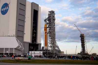 Nasa inicia preparação de foguete para missão tripulada ao redor da Lua após meio século