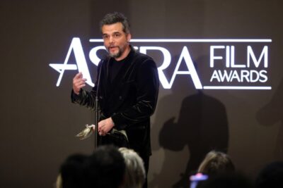 Wagner Moura é premiado em Hollywood e emociona ao lembrar a infância. Veja vídeo