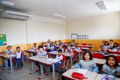 Câmara aprova projeto de lei que torna escolas serviços essenciais