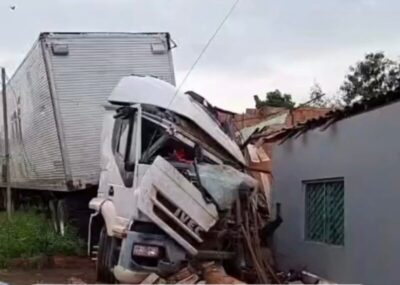 Caminhão baú perde controle e atinge casas em povoado de Santa Luzia