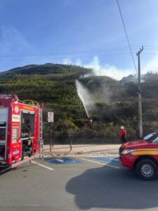 Rapidez e Eficiência:Incêndio em vegetação mobiliza equipes do Corpo de Bombeiros na Litorânea