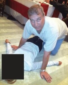 Ex-príncipe Andrew aparece em novas fotos da investigação sobre Epstein