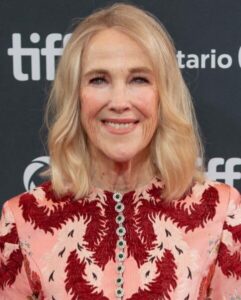Morre aos 71 anos a atriz canadense Catherine O’Hara, conhecida por ‘Esqueceram de Mim’