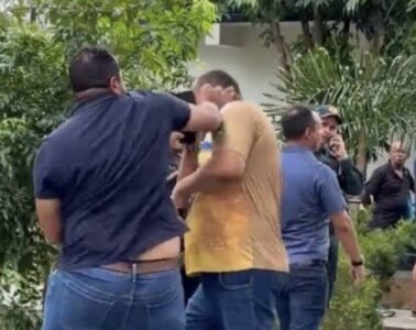 Vídeo registra vereador agredindo repórter na porta da Delegacia em Parauapebas
