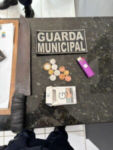 Guarda Municipal de Caxias detém homem com facão após denúncias de populares