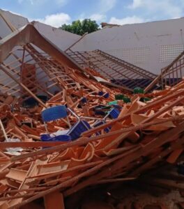 Teto de escola em Imperatriz desaba após chuva, aulas mantidas
