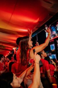 Camarote Stage abre sua segunda temporada neste domingo (18) como o espaço mais exclusivo do Circuito Vem Pro Mar