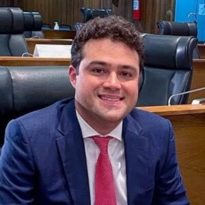 Deputado Leandro Bello comemora reforma de escola e entrega de quadra esportiva em Timon