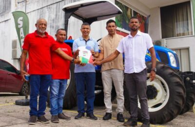 SAF entrega trator para associação de agricultores de Barreirinhas