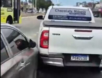Motorista de Hilux engata a ré e bate de propósito em HB20 na Cohab