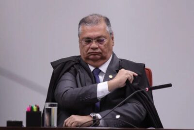 Câmara pede a Dino desbloqueio de emendas de Eduardo Bolsonaro