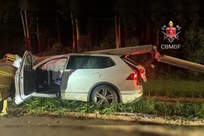 Após colisão carro e um poste de iluminação pública ficaram destruídos na DF-180 mobilizam bombeiros