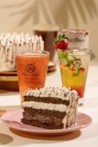 Sodiê Doces lança bolos caseiros premium e bebidas geladas zero açúcar em parceria com a Red Bull