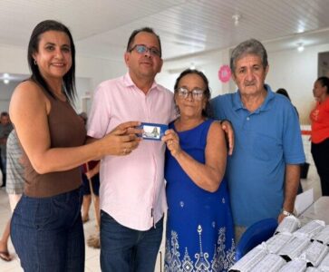 Centenas de óculos são entregues a moradores do Povoado Paiol do Centro e região