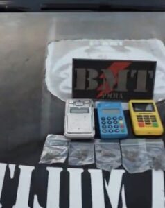 Polícia prende suspeito de tráfico e apreende drogas e maquininhas de cartão