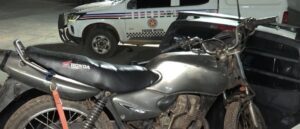 Polícia Militar localiza veículo roubado abandonado em área de mata