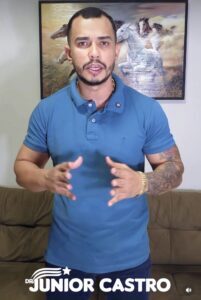 VÍDEO: JÚNIOR CASTRO SOBE O TOM, ENFRENTA O PODER E EXIGE LIMPEZA GERAL NA EDUCAÇÃO DE VARGEM GRANDE