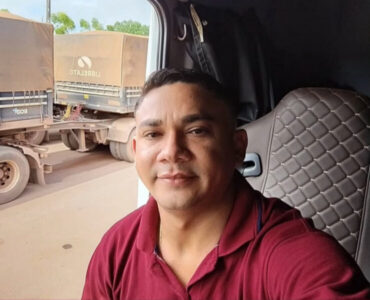 Carreta-tanque tomba, pega fogo e deixa um caxiense morto na MT-130