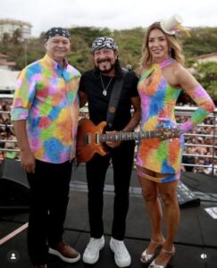 BANDANA NO PODER! Brandão entra no ritmo do pré-Carnaval no Maranhão e recebe elogio do cantor Bel Marques