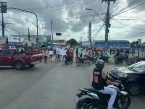 Protesto contra reintegração de posse bloqueia trânsito na Estrada de Ribamar