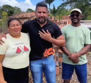 Empresário Santos Neto realiza doação de tijolos para moradora da zona rural de Turiaçu