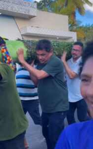 Em Carutapera, Márcio Jerry pega no pau da tradição, foge da oferta da igreja e depois ataca ações sociais