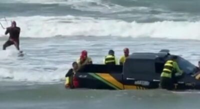 Guincho da SMTT também atola durante retirada de caminhonete na Praia de São Marcos
