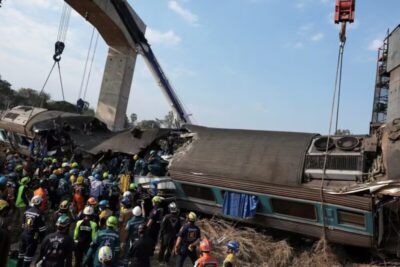Guindaste cai sobre trem na Tailândia e deixa 28 mortos e dezenas de feridos