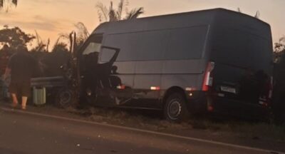 Van que saiu de Pedreiras colide de frente com carro a caminho de Teresina