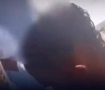 Mãe chora ao ser impedida de entrar em formatura escolar por não pagar taxa