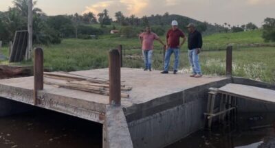 Prefeito Didi Moita visita obra de ponte em Lago dos Rodrigues