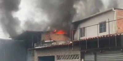 Incêndio em sucatão assusta região da Avenida dos Franceses
