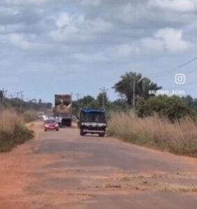 Empresa contratada pelo Governo Brandão utiliza barro para tapar buracos em trecho da MA-106 entre Turilândia e Governador Nunes Freire