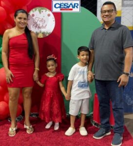 Prefeito César Castro, acompanhado da esposa e filha participam da Primeira Cantata Natalina das alunas do Ballet